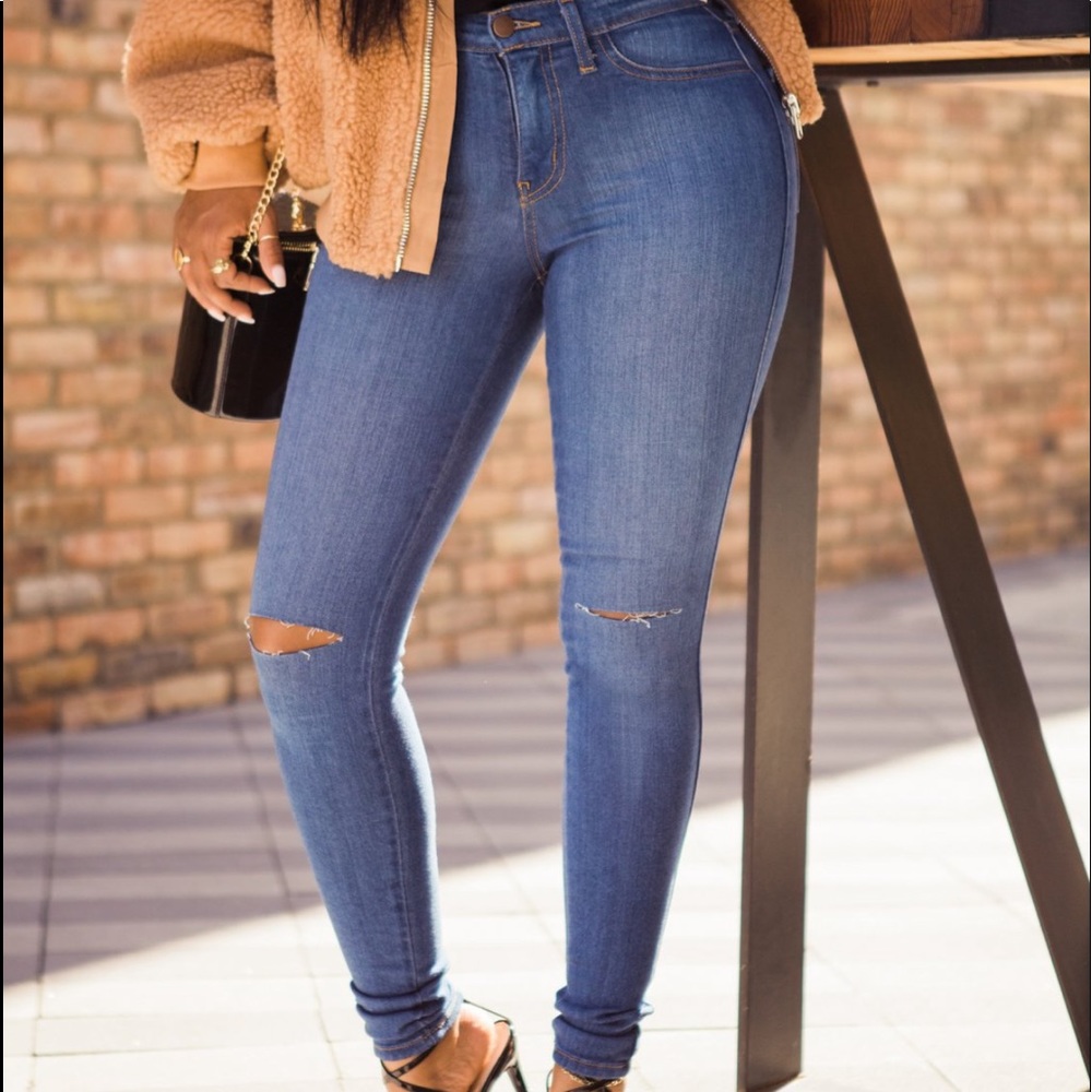 FashionNova Blue Jeans w Open Knee